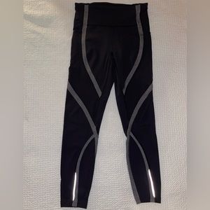 Lululemon Wild Twist Tight 25” Size 6 Legging